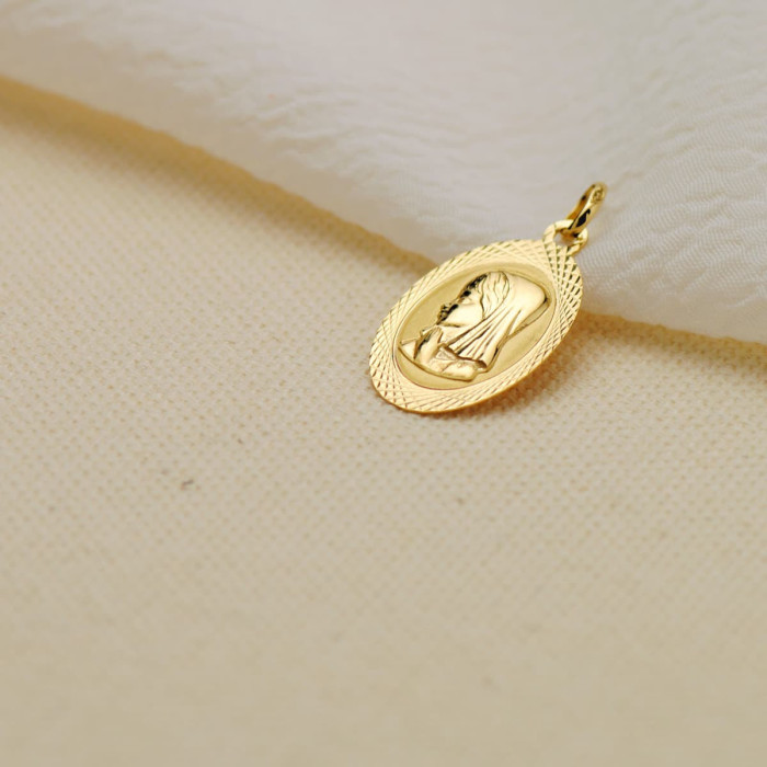 18k Medalla Virgen NiÑa Oval Tallada Brillo Y Mate 18x12 Mm | Joyería Gimeno | Tu joyería de confianza en Valencia